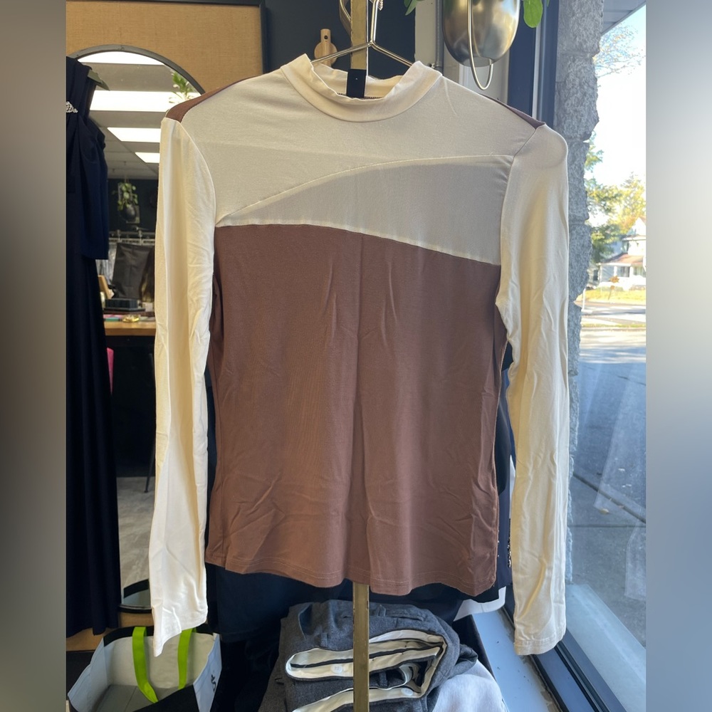 Women’s long sleeve top. Size M/ US 6